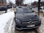 Автохам на огромном Mercedes выгнал пешеходов в Кишиневе