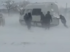 На юге Молдовы пограничники помогают гражданам, застрявшим в сугробах