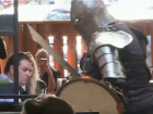 Молодой человек устроил рыцарский турнир прямо в одном из ресторанов Кишинёва, чтобы сделать предложение своей невесте