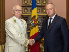 Президент Молдовы наградил российского посла Орденом почета