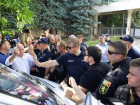 Четверо полицейских пострадали при попытке сторонника Нэстасе и Санду въехать в толпу на митинге оппозиции 