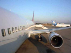 Жуткую картину льющегося из крыла самолета топлива записал на видео один из пассажиров рейса из Анталии