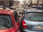 Две "притёршиеся" машины заблокировали улицу в центре Кишинева