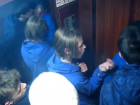 Малолетние хулиганы заплевали лифт в подъезде дома на Ботанике