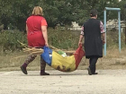 Две женщины совершили надругательство над государственным флагом Молдовы