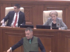 Депутат Октавиан Цыку устроил скандал в парламенте, требуя слова
