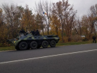 На въезде в Кишинев десятки вооруженных людей с БТР попали на видео