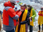 Задумавшая покорить Эверест гражданка Молдовы упорно идет к цели - она уже на высоте в 5 500 метров