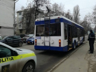В Кишиневе хулиганы  разбили троллейбус в центре города