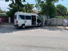 Пьяный водитель микроавтобуса в Дурлештах снёс столб и забор частных владений