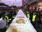 Гигантский торт в честь наступающего Нового года приготовили в Афинах