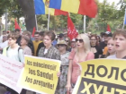  «Долой хунту!»: Социалисты проводят акцию протеста перед зданием парламента