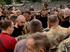 Драка военных с язычниками на похоронах бойца ВСУ во Львове попала на видео
