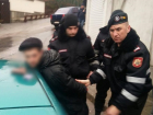 Неадекватный водитель в шортах шокировал карабинеров истошными криками на улице Кишинева 