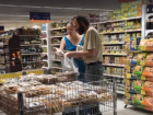 Женщина неожиданно сделала бородатого мужчину счастливым в кишиневском супермаркете: вирусное видео