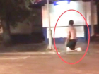 Курьезное купание в «ванне»: выходку молодого человека во время ливня в столице сняли на видео 
