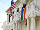 Радостный посол США сфотографировался у гей-флага в Кишиневе 