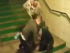 Двое подонков сбросили мужчину с лестницы и зверски избили: жестокое видео 