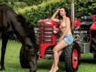 Обнаженные немецкие трактористки показали свою соблазнительную красоту в новом «мужском» календаре