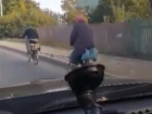 "Бабка за дедку, дедка за репку" - в Молдове верный супруг буксирует свою супругу на велосипеде, вызывая уважение проезжающих
