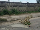 Огромную дыру в «ад» на дороге в Кишиневе залили раствором местные жители 