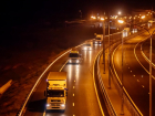 Движение тяжелых грузовиков открылось по Крымскому мосту