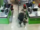 В кишиневском супермаркете военный оказал первую помощь упавшему в обморок мужчине