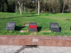Радикалы надругались над памятниками на Аллее Славы в Одессе