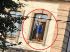 Женщина с риском для жизни вымыла окна главного университета Молдовы
