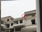 «Опасная работа» - в Кишиневе мужчина работал без подстраховки на самом краю многоэтажного здания