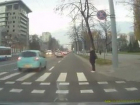 Возмутительное поведение столичных водителей у женщины на зебре попало на видео