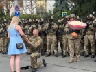 Перед парадом в Кишиневе военнослужащий сделал предложение девушке
