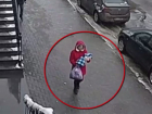 Женщина, подкинувшая младенца в подъезд дома в центре Кишинева, попала на видео 