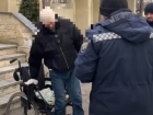 Полицейские “исцелили” псевдо-инвалида в Кишиневе - аферист вспомнил, что у него есть вторая нога