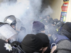 Штурм Октябрьского дворца сторонниками Саакашвили под струями слезоточивого газа сняли на видео