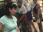 Жители Кишинева защитили мужчину, совершавшего на велосипеде покупки в супермаркете