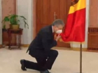 Олег Серебрян вступил в должность министра, поцеловав флаг Молдовы через маску