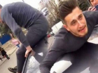 18+ (присутствует ненормативная лексика): Мужчина проехал по Кишинёву на крыше автомобиля, сняв это на видео