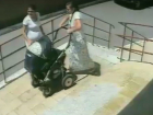 Дерзкое похищение детской коляски беременной женщиной с подругой в столице попало на видео
