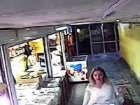 Блондинка, присвоившая сумку молодого человека в подземном переходе Кишинева, попала на видео