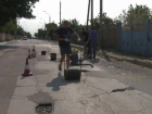 Скандал в Кожушне - трое молодых людей начали самостоятельно ремонтировать дорогу, а примар мешает им