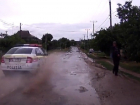 Полицейская машина окатила грязью мужчину в Молдове и попала на видео 