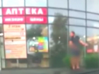 Справлявшего нужду с крыльца магазина в Тирасполе молодого человека высмеяли и сняли на видео