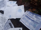 Почтальон ушел в запой? Десятки квитанций за коммунальные услуги обнаружены на улице