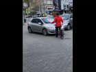 В Кишиневе велосипедист встал на пути у водителя и помешал ему ехать по тротуару