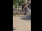 "Бескультурье" - в Кишиневе молодой человек мыл ноги в фонтанчике, из которого люди пьют воду