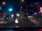 Опасный маневр: мужчина за рулем автомобиля Mercedes чуть не сбил пешеходов на зебре в Кишиневе