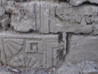 В стене воинской части в Кишиневе обнаружены фрагменты могильных плит