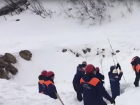 В России город золотодобытчиков в тайге занесло огромной лавиной, погибли люди (видео)