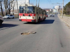 В Кишинёве плохо зафиксированный канализационный люк вспорол покрышку автомобиля
